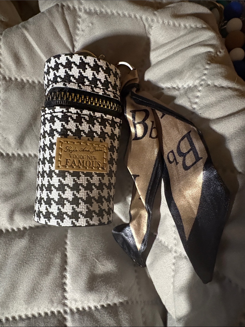 Vogue New Famous Black and White Houndstooth Key/Card Holder with Ribbon